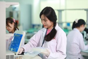 Sinh viên Y Dược học các môn cơ sở và chuyên ngành để hiểu về bệnh, chẩn đoán, điều trị và sử dụng thuốc