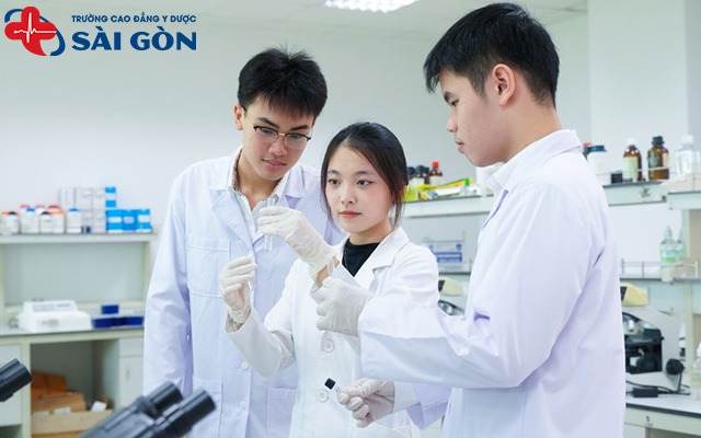 Bác sĩ Xét nghiệm học ngành gì? Giải đáp mới nhất 2026