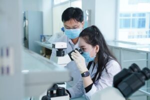 Nhu cầu nhân lực trong lĩnh vực xét nghiệm y học ngày càng tăng, mở ra nhiều cơ hội phát triển nghề nghiệp cho bác sĩ xét nghiệm